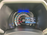 速度計と中央の液晶表示をまとめて確認できるメーターまわりです。走行に必要な情報を視線の先で把握しやすく、表示が整理されているため、運転中の確認にも便利です。