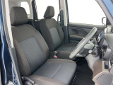高いホールド性で運転姿勢が安定します。長距離ドライブでも疲れにくいのが魅力です。快適なドライビングライフをお送りください♪