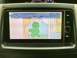 停車時にテレビ番組を視聴でき、待ち時間や休憩中も車内で過ごす時間を楽しめます。画面には番組情報も表示され、内容を確認しながら視聴できる便利な装備です。