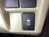 VSA装備車です。VSAはドライバーの操作と車の動きを見守っています。もし車の挙動が乱れたとき、4輪別々にブレーキをかけたり、エンジンパワーをしぼることによって車を安定させます。
