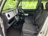 前席のシートと足元まで見渡せる室内は、乗車時の距離感をつかみやすい印象です。柄入りシートと明るい内装パネルがまとまり、日々の移動にもくつろいで過ごせる雰囲気です。
