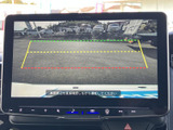 画面に後方の様子と進路目安が表示され、駐車時の周囲確認をサポートします。車両周辺を目視で確かめながら、車庫入れや縦列駐車を落ち着いて行えます。