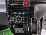 快適装備のオートエアコン♪ 温度設定をすれば、自動で車内の温度管理をしてくれる優れ物です☆彡