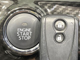 便利なキーレス&プッシュスタートシステム♪この電子キーを携帯しているだけで簡単にエンジンの始動やドアの解錠、施錠が可能です!また万が一の時も安心なエンジンイモビライザーもついてます!