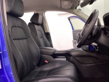 運転席は8WAYの電動パワーシートになっています。電動で前後のスライドやシートハイト、背もたれのリクライニングの調節ができ、微調整もききますのでお好みのシート位置に合わせることができます。