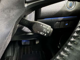 クルーズコントロール機能が付いています。 速度を設定するとアクセルを踏まなくても一定の速度で走ることができます。  高速道路ではとても便利な装置なんです。