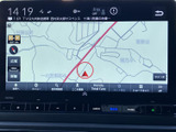 道路や周辺地名が地図上に表示され、現在地の目安を画面で確認できます。縮尺や目的地検索などの項目も見やすく配置され、外出先で行き先を確認したい場面に役立ちます。