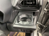 運転席と助手席には、格納式のドリンクホルダーが装備されています。