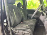 運転席と助手席はゆったりとした座面で、前方の視界も広く感じられる空間です。落ち着いた色合いのシートに、乗り降りを助ける手すりも備わり、毎日の移動を快適にサポートします。