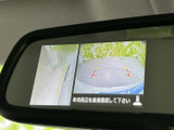 車両後方の映像と周辺の状況を画面で確認でき、駐車時の後方確認をサポートします。表示を参考にしながら、周囲を目視でも確かめて操作できる装備です。