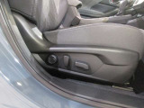 シートポジションを電動で細かく調整できる、運転席10ウェイ・パワーシート!座面と前端部の高さ、前後位置、背もたれ角度、ランバーサポートの調整を電動で行えます。