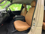 前席にはゆったりした座面と背もたれを備え、落ち着いた色合いのシートが車内にまとまりを与えます。運転席まわりの視界も広く、足元には余裕があり、日々の乗り降りや移動で使いやすい空間です。