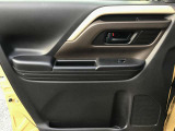 助手席のパワーウィンドウスイッチとトリムデザインです。