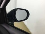 隣車線を走る車両をレーダーで検知し、ドアミラーでは確認しにくい後側方エリアに存在する車両に加え、急接近してくる車両も検知します。車両を検知するとドアミラーに搭載されたLEDインジケーターが点灯します。