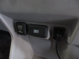 12V電源ソケットを設置しております。周辺機器の充電にご利用頂けます。