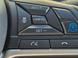 プロパイロットスイッチをONにして走行スピードを設定するだけで、ステアリングを自動制御で車線中央走行をキープ。車間距離をキープ。急な割り込みにもブレーキ操作なしでスピードをコントロール。