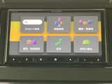 検索や施設、住所から目的地を選べるメニューを備え、行き先の設定も画面を見ながら進めやすい構成です。日々のお出かけをサポートする便利な装備として活用いただけます。