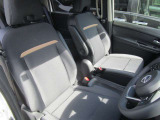 便利な運転席/助手席アームレストが付いてリラックスできます。