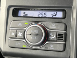 【オートエアコン】一度お好みの温度に設定すれば、車内の温度を検知し風量や温度を自動で調整。暑い&hellip;寒い&hellip;と何度もスイッチ操作をする必要はありません。快適な車内空間には必須の機能ですね♪