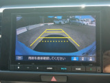 バック駐車が苦手な方や、初めてのお車で不安な方も安心。後方の映像をナビ画面に表示するため、周囲を確認しながらスムーズに駐車できます。