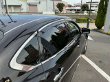 サンバイザーの裏側にばバニティミラーをご用意。ちょっとしたメイク直しなどに便利ですネ