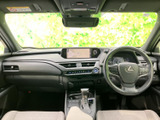 明るい色合いのシートと見通しのよい前方視界で、運転席・助手席ともに落ち着いて過ごせる空間です。前席から各所を見渡しやすく、日々の移動も快適にお使いいただけます。