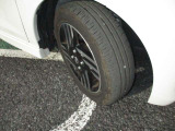 運転席と助手席の間には、シートに座ったままでも手が届きやすい高さの収納スペースがございます☆