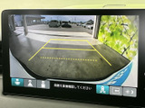 画面には車両後方の様子とガイドラインが表示され、駐車時の周囲確認をサポートします。車庫入れや狭い場所での切り返しなど、後方を確認したい場面で役立つ便利な装備です。