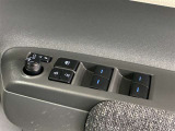 格納式リモコンドアミラーと、パワーウィンドウマスタースイッチです。車内の換気も運転席から簡単に行えます。