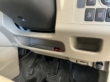 【サンバイザー】車内で身だしなみを整えるためのバニティミラーがセット。お化粧直しや髪型のチェックに活用できます。