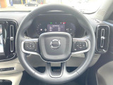 【ステアリングスイッチ】運転中、前方から目線をそらさずにオーディオ等の操作ができるよう、適切に配置されたスイッチ類。安心&快適なドライブを演出してくれる便利な機能です。