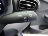 スイッチをオートに設定しておけば、車外の明るさに応じて自動的にヘッドランプを点灯・消灯します。夕暮れ時やトンネルの続く山道などを走行する時に便利なコンライトを装備しています。