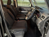 運転席まわりは視界が広く、前方や左右の様子を確認しやすいレイアウトです。シートは身体を預けやすい形状で、落ち着いた色合いの室内とともに、毎日の移動を快適に支えます。