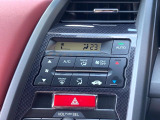 【オートエアコン】一度お好みの温度に設定すれば、車内の温度を検知し風量や温度を自動で調整。暑い&hellip;寒い&hellip;と何度もスイッチ操作をする必要はありません。快適な車内空間には必須の機能ですね♪