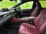 前席は赤みのあるシートと、黒を基調としたダッシュボードの組み合わせ。運転席から助手席まで見渡しやすく、座面や背もたれの形状も確認しやすい室内です。
