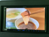 モニターでテレビ映像を楽しめる装備です。停車中の待ち時間には、画面に映像を表示してひと息つく時間にも活用できます。画面表示を確認しやすく、日々の使い勝手にうれしい機能を備えています。