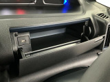 【インパネアッパーボックス】サッと取り出せてサッとしまえる、運転席の目の前にはボックスが装備されております!薄型のボックスティッシュなど収納可能☆