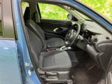 前席は座面と背もたれにゆとりを感じる形状で、運転席まわりも見渡しやすい配置です。乗り降りの際にも室内の様子を確認しやすく、毎日の移動に使いやすい空間です。