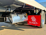 ボディー運転席側後方にステンレス製の工具箱が付いています。