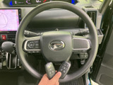 手元にはオーディオなどの操作スイッチが配置され、運転姿勢を保ちながら必要な操作を行いやすい設計です。握りやすい形状で、日常の運転中も自然に手を添えられます。