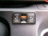 両側電動スライドドアを装備しています。狭い駐車場でも安全に開閉でき、さらに間口が広く乗り降りもし易いですよ。