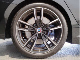 アウトバーンの走行を見据えたBMWの足回りは高い走行性能にこだわりが御座います。