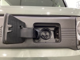 急速充電は車内のボタンを操作して開け、あとは充電コネクターを差すだけで充電開始。かんたんな充電操作と、フタの開け方を変えることで差し間違いを防げる安心感を両立しました。