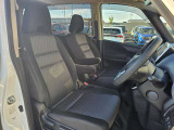 体にフィットし運転する楽しさを感じられるシートです