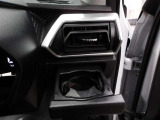 運転席のカップホルダーはエアコンの吹き出し口にありますので冷やしたり温めたりすることが出来ます☆