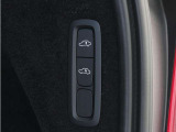オートレベライザーは走行中に車両のサスペンションと衝撃吸収特性を自動的に制御して、快適性と機能性を最適な状態に保ちます。荷積みや乗り降りをしやすくするために、手動で車高を調節することもできます。