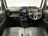 【インパネ】運転のしやすさを最優先に設計された見晴らしの良いフロントビュー。車両間隔が掴みやすく狭い道でも安心♪「安全」と「品質」を最優先に、安心してお乗りいただけるクルマを提供いたします。