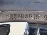 タイヤサイズは【225/55R19】