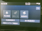 周辺施設や全ルート、地図表示などのメニューを備え、目的に合わせて画面を選べます。交通情報や走行軌跡、エコドライブ情報も表示でき、移動中に必要な情報を確認しやすい構成です。