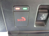 急病時や危険を感じた時、SOSコールスイッチを押すと専門のオペレータに繋がって、警察や消防への連携をサポートしてくれます。また、万が一の事故発生時には、エアバッグ展開と連動して自動通報します。